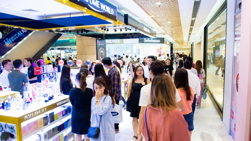 Hậu Covid-19: Phố xá tấp nập, TTTM ùn ùn khách mua sắm