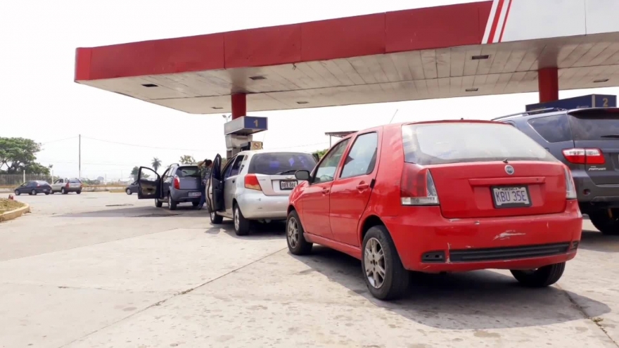 Xóa bỏ trợ cấp xăng dầu, Venezuela phải dùng USD mua xăng