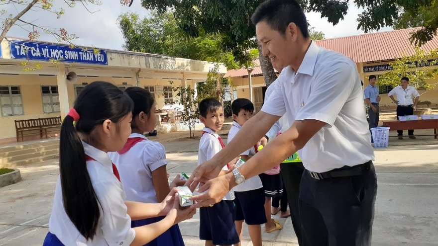 Sữa học đường tiếp tục đến với 55.000 trẻ em tỉnh Trà Vinh