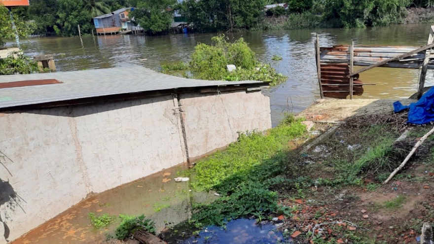 Ngôi nhà đổ sụp xuống sông vì sạt lở