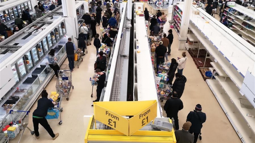 Anh cân nhắc phát phiếu mua hàng giảm giá cho người dân để kích cầu