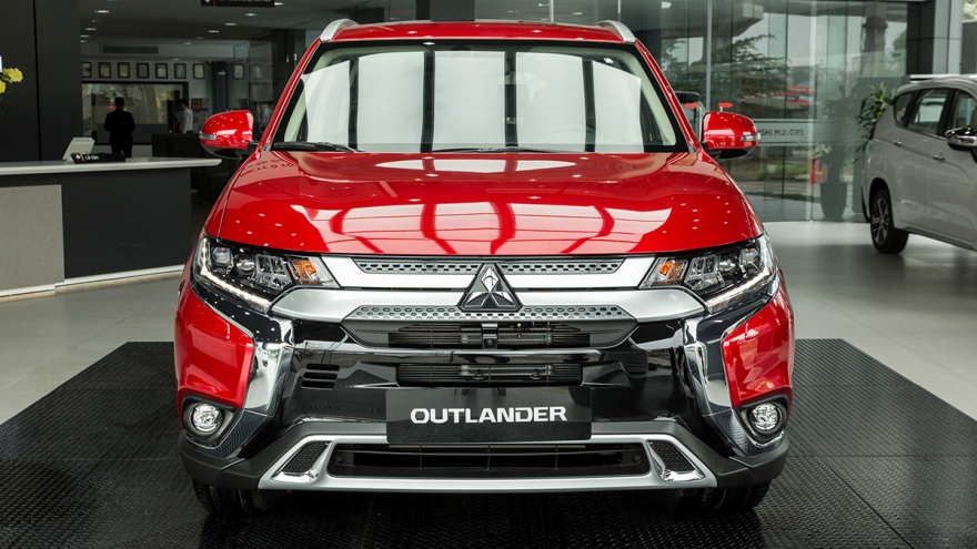 Cận cảnh Mitsubishi Outlander 2.4 CVT Premium 2020 giá hơn 1 tỷ đồng