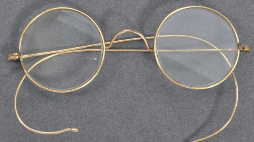 340.000 USD cho một cặp kính của lãnh tụ tinh thần Ấn Độ Mahatma Gandhi