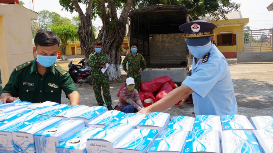 Bán 350.000 đồng/hộp khẩu trang, bị phạt gần 40 triệu đồng