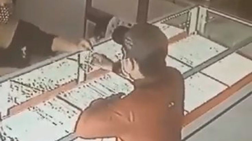 Trích xuất camera truy tìm thanh niên cướp tiệm vàng