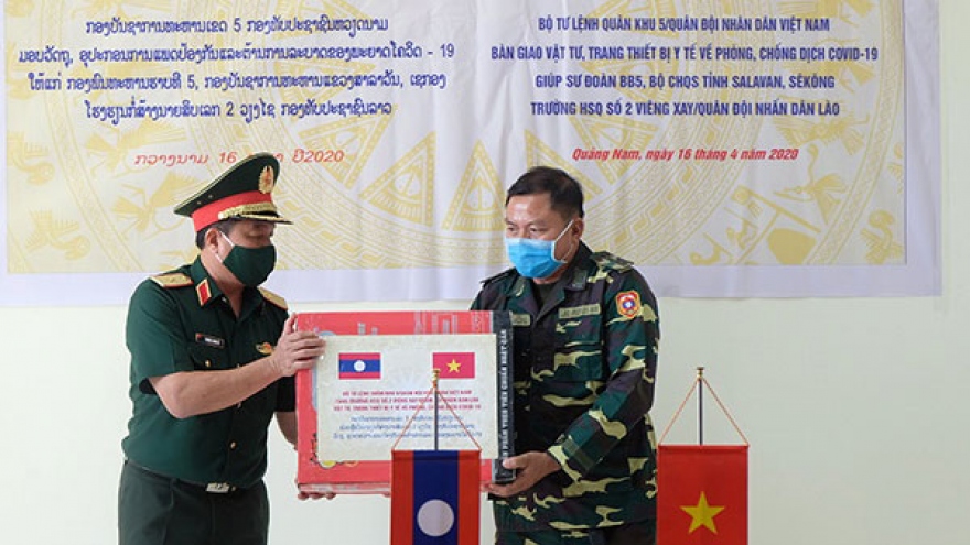 Quân khu 5 tặng thiết bị y tế cho Lào, Campuchia phòng chống Covid-19