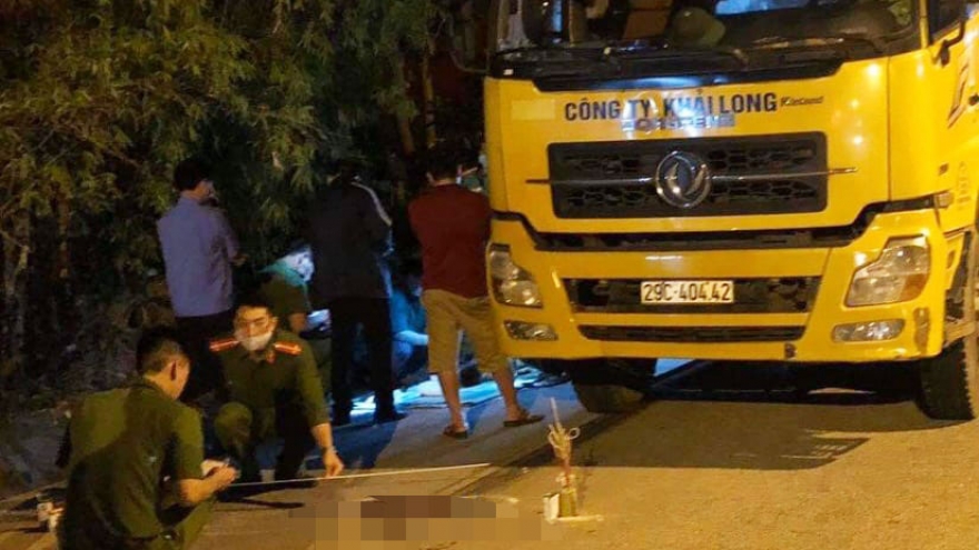Cháu bé 4 tuổi bị xe tải cán tử vong khi băng qua đường