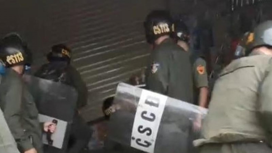 Khống chế kẻ nghi ngáo đá, ôm bình gas cố thủ