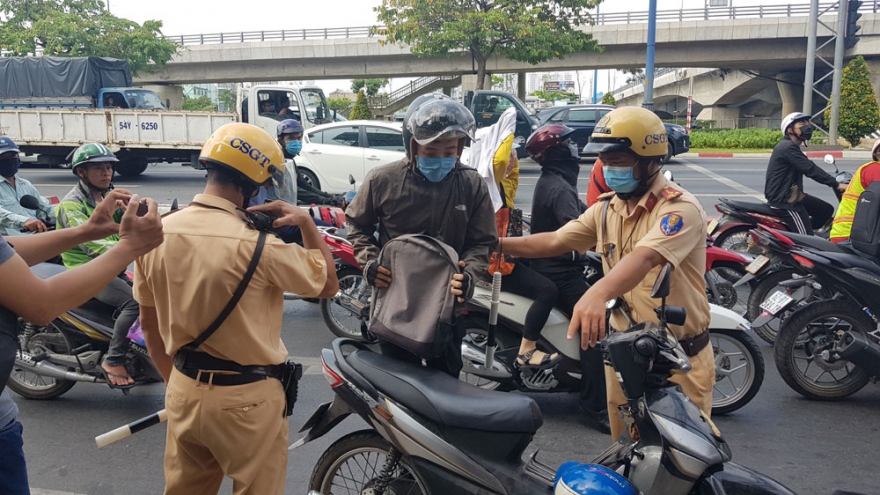 Hàng trăm trường hợp bị phạt trong ngày ra quân kiểm soát giao thông