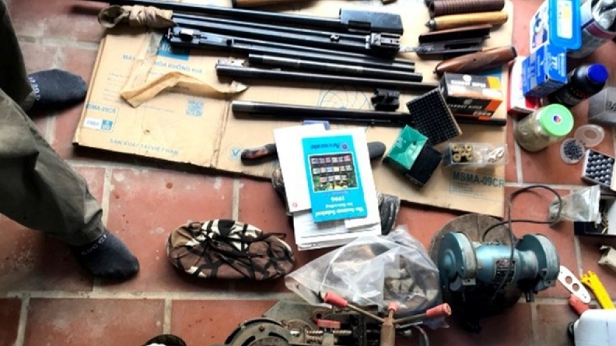 Dùng súng khí nén bắn người đi đường "cho vui"