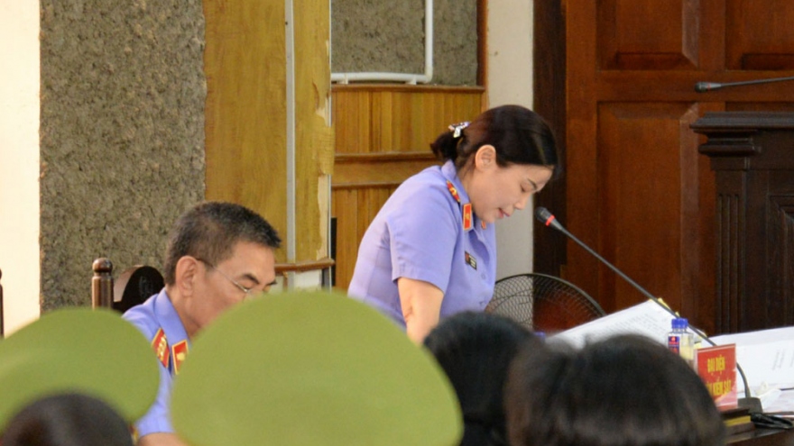 Video: 12 bị cáo vụ gian lận điểm thi ở Sơn La hầu tòa