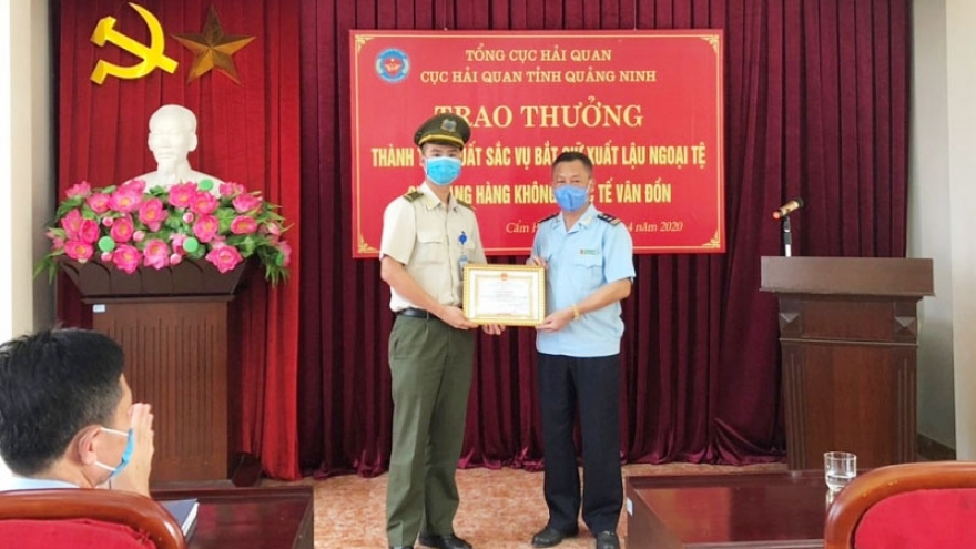 Khen thưởng vụ phát hiện đối tượng chuyển gần 75 triệu won