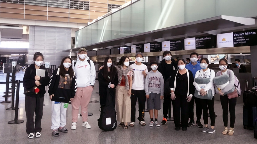 Hơn 340 công dân Việt Nam từ Hoa Kỳ về nước an toàn
