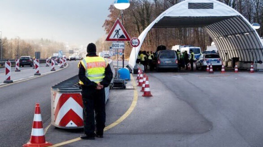 Hàng loạt nước châu Âu mở lại biên giới nội khối, khôi phục kinh tế