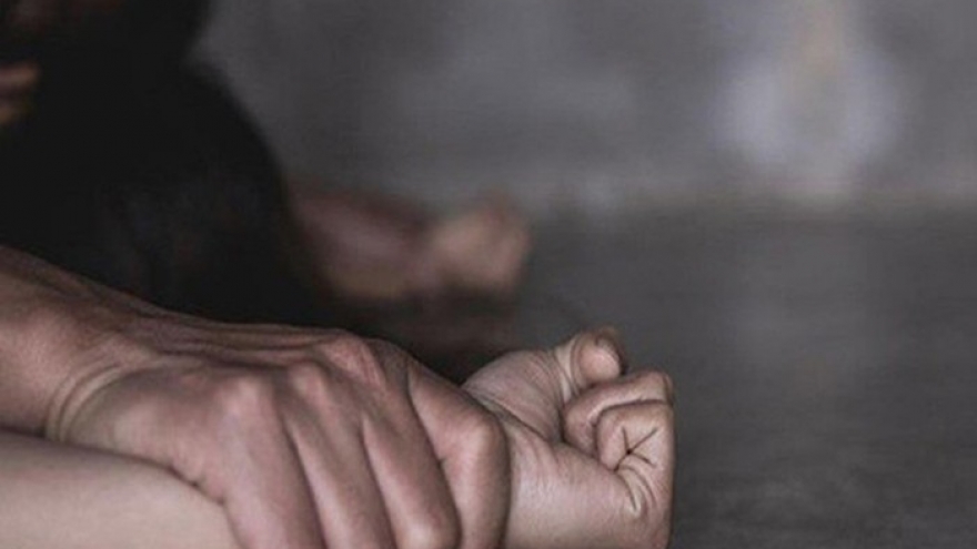 Đi chăn bò, bé gái 10 tuổi nhiều lần bị hàng xóm dở trò đồi bại