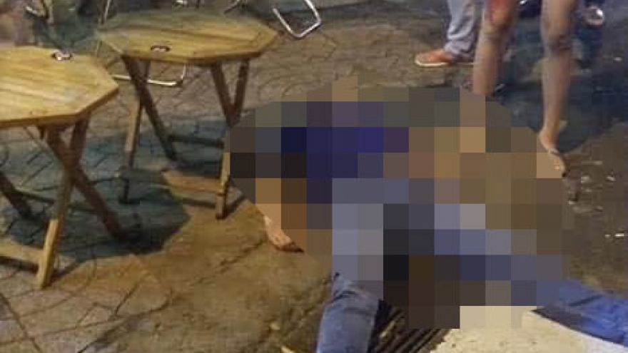 Nóng 24h:Thanh niên bất ngờ bị đâm gục ở quán cà phê