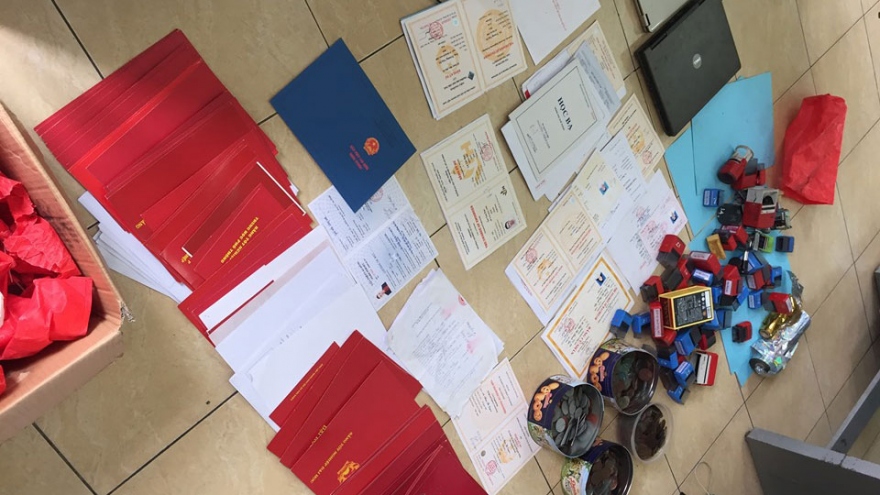 Triệt phá đường dây làm giấy tờ, văn bằng giả tại TPHCM