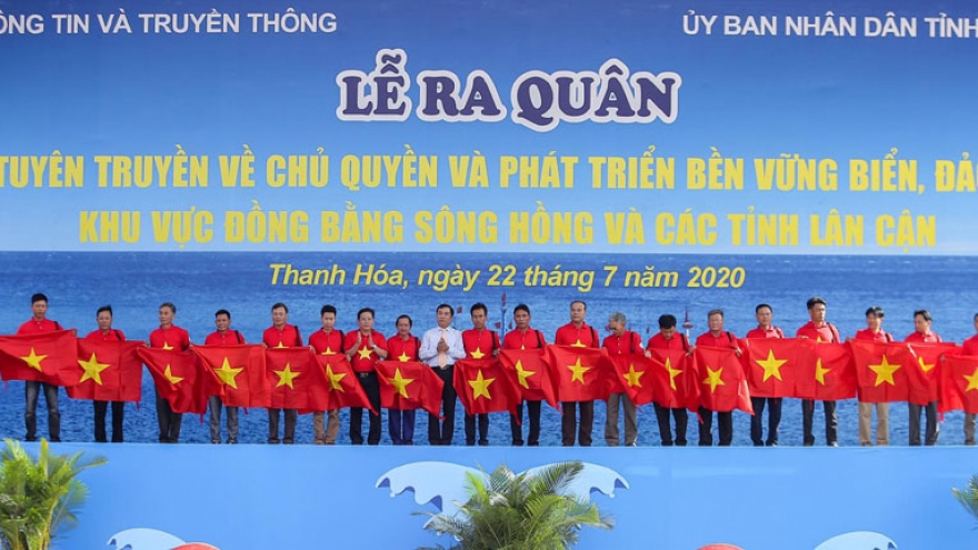 Trao tặng 2000 lá cờ Tổ quốc cho ngư dân Thanh Hóa