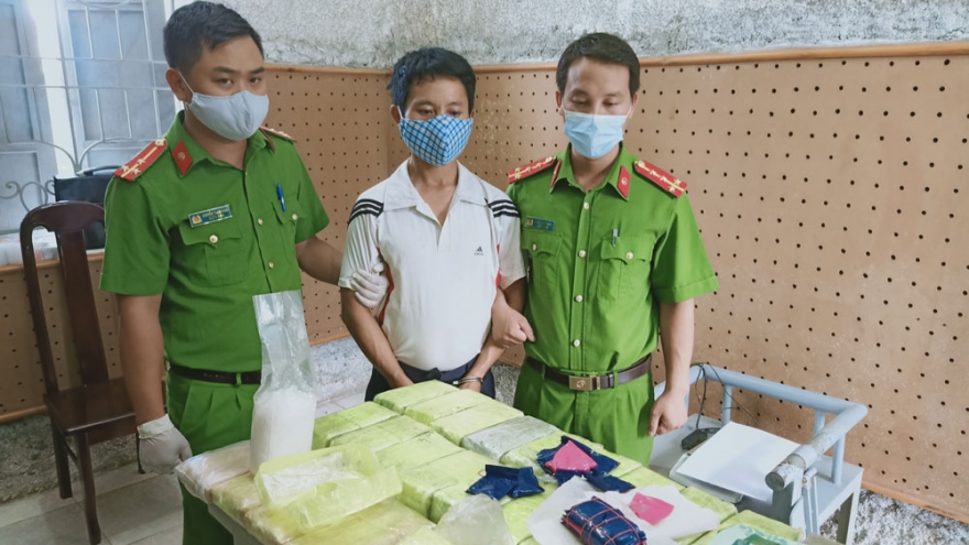 Đối tượng vận chuyển ma túy bị bắt cùng khẩu súng đạn đã lên nòng