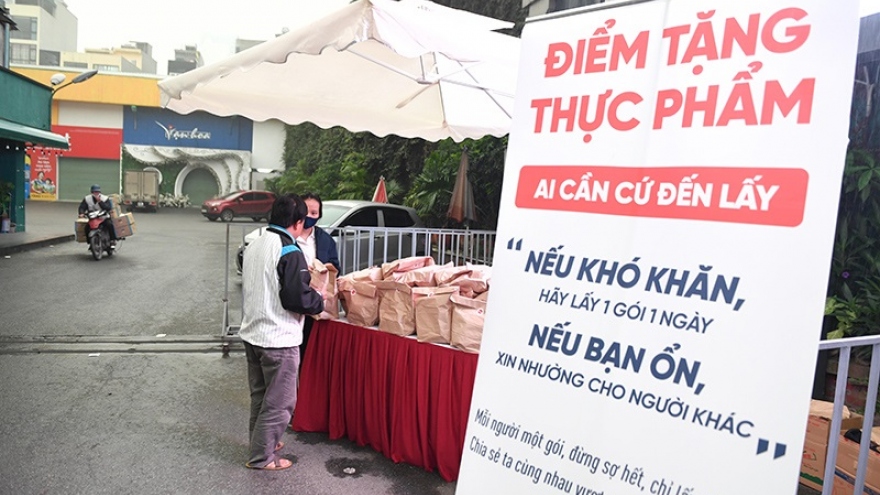 “Nếu khó khăn, hãy lấy 1 gói…”: Thêm những điểm từ thiện giữa đại dịch