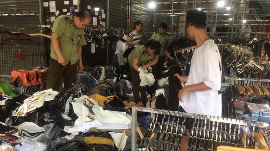 Hàng hiệu giả Lacoste, Louis Vuitton, Gucci... tràn khắp chợ Ninh Hiệp