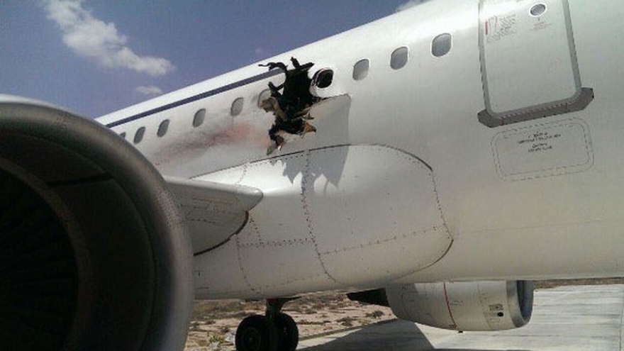 Vì sao hành khách bị hút ra ngoài khi máy bay bị thủng?