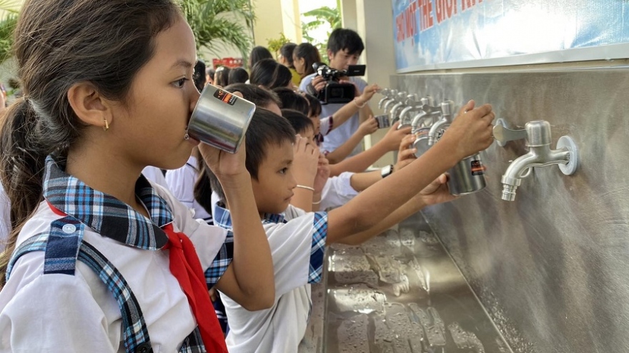 Novaland hỗ trợ làm hệ thống máy lọc nước uống sạch cho học sinh