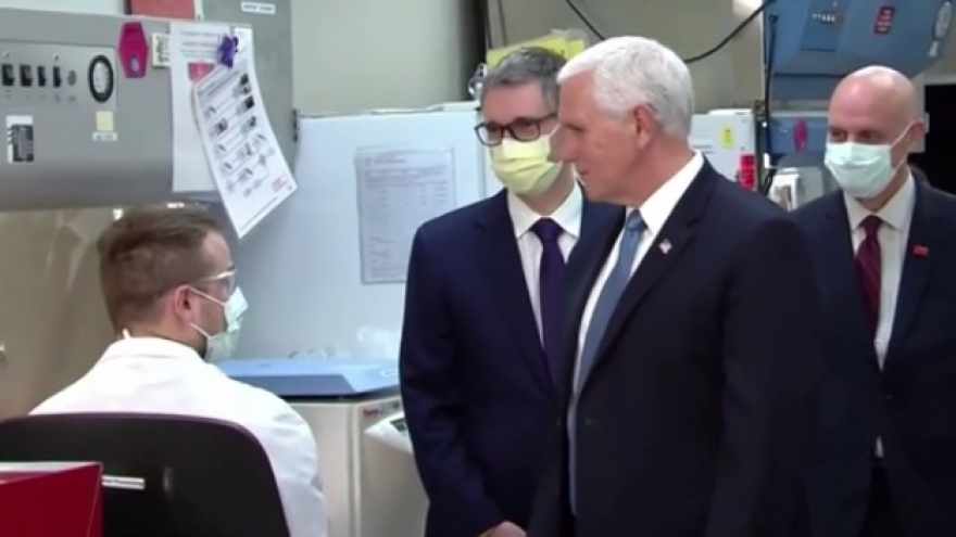 Không đeo khẩu trang, ông Pence vẫn đi lại nói chuyện trong bệnh viện
