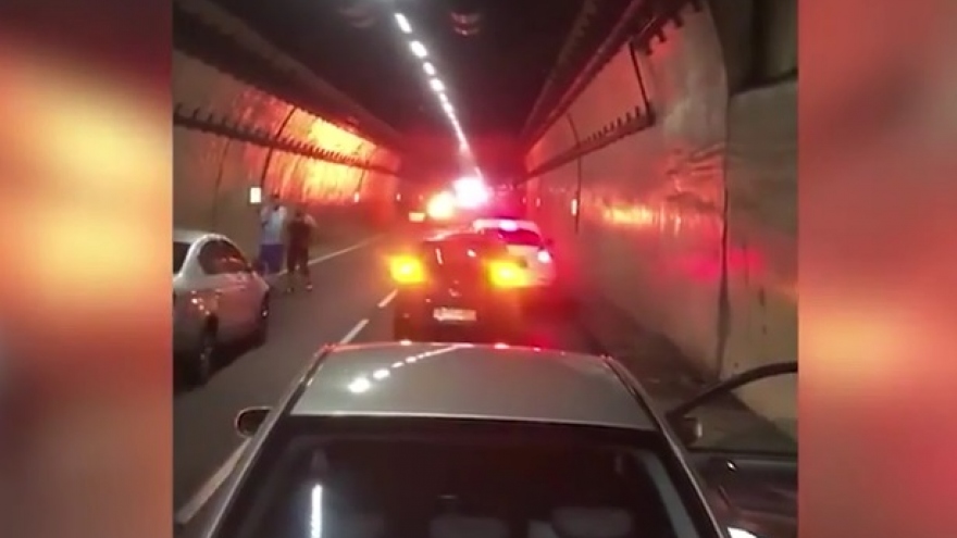 Video: Người dân hoảng hốt khi chứng kiến ô tô bốc cháy trong đường hầm