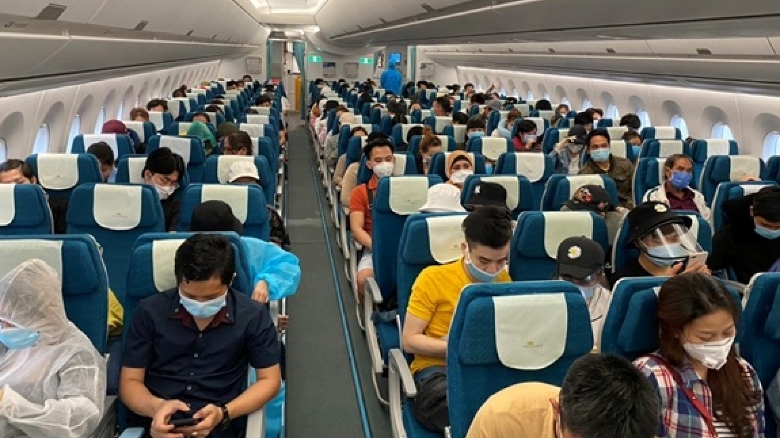 Hơn 300 công dân Việt Nam từ châu Âu, châu Phi về nước an toàn