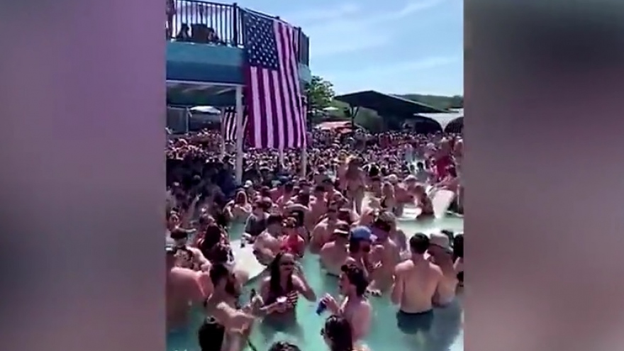Dân Mỹ không giãn cách xã hội, đi bơi ở công viên nước mùa Covid-19