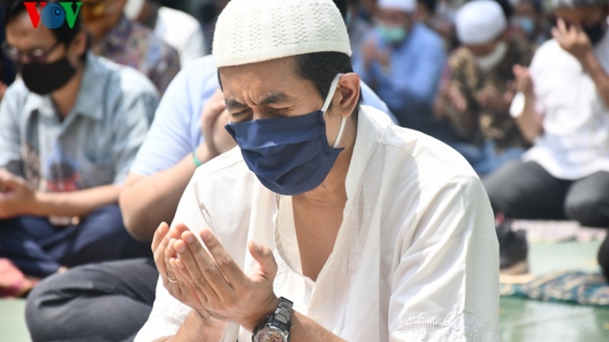 Ảnh: Tín đồ Indonesia trở lại cầu nguyện Thứ Sáu ở nhà thờ sau 3 tháng