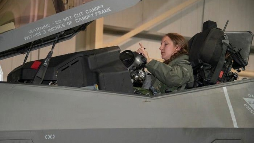 Nữ phi công Mỹ đầu tiên lái tiêm kích F-35A làm nhiệm vụ chiến đấu