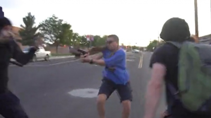 Kinh hoàng cảnh người đàn ông bất ngờ rút súng bắn người biểu tình