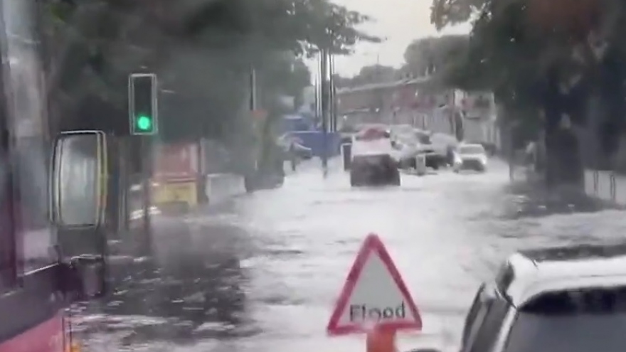Video: Bất ngờ cảnh đường phố biến thành sông ở nước Anh
