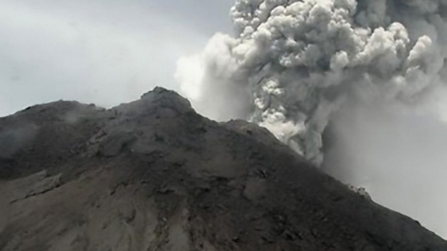 Núi lửa Merapi (Indonesia) phun tro bụi cao 6km, cư dân cảnh giác cao