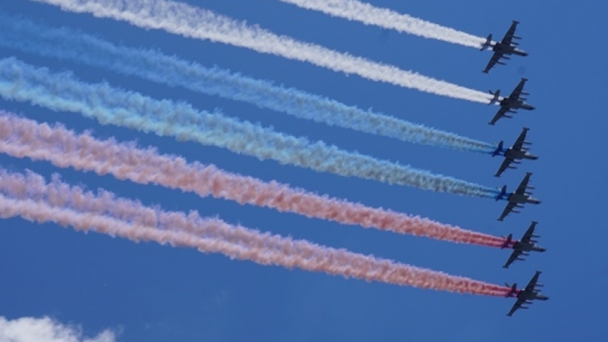 Video: Máy bay quân sự Nga bay qua Hồng trường trong lễ duyệt binh