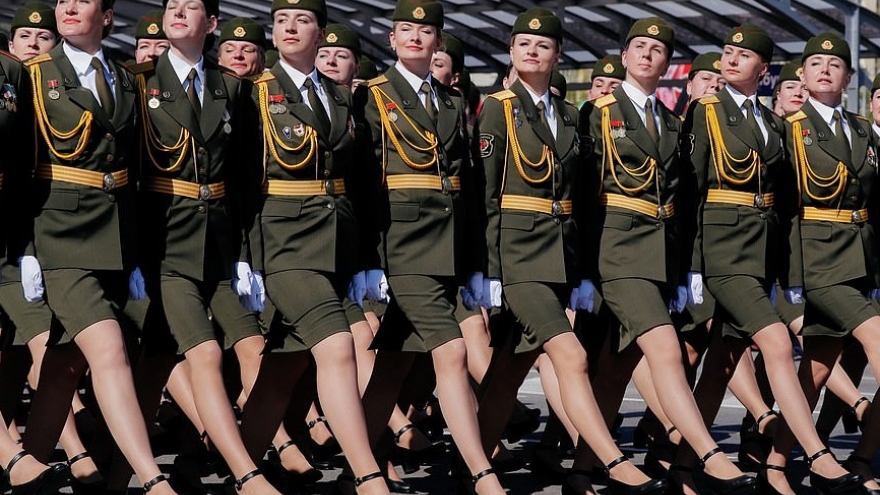Bất ngờ về nữ quân nhân Belarus xinh đẹp trong lễ duyệt binh ở Minsk