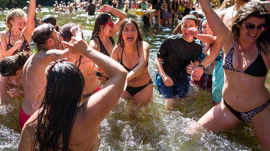 Phụ nữ Anh diện bikini tụ tập trên bãi biển, hồ bơi bất chấp Covid-19