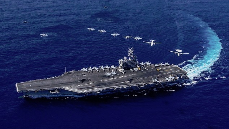 Tàu sân bay Mỹ tập trận ngay trước tàu chiến Trung Quốc ở Biển Đông