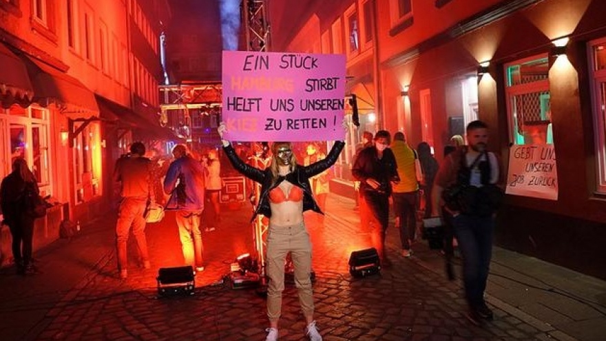 Gái mại dâm Đức biểu tình đòi đi làm dù lệnh cấm Covid-19 vẫn hiệu lực