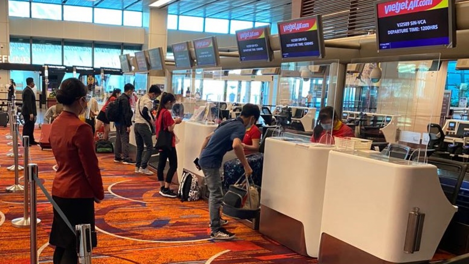 Đưa hơn 240 công dân Việt Nam từ Singapore về nước giữa mùa Covid-19