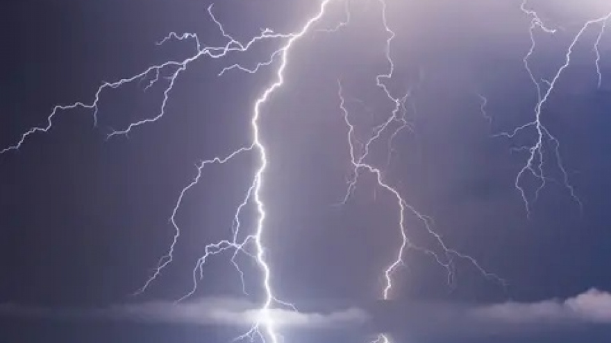 Sét đánh gây hàng trăm đám cháy ở California (Mỹ), hàng chục ngàn người sơ tán