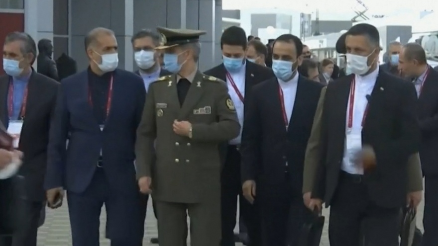 Các quân nhân và khách dự triển lãm quân sự ở Nga đeo khẩu trang ngừa Covid-19