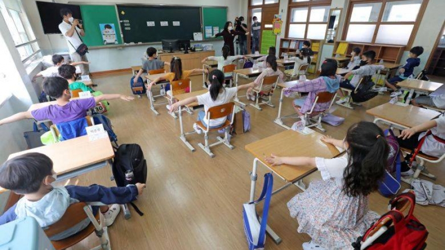 Hàn Quốc đóng cửa trường học sau khi gần 200 học sinh và nhân viên mắc Covid-19