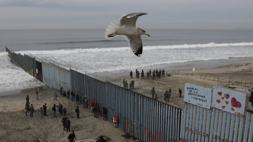 Mỹ trục xuất 10.000 người di cư trái phép với lý do phòng Covid-19