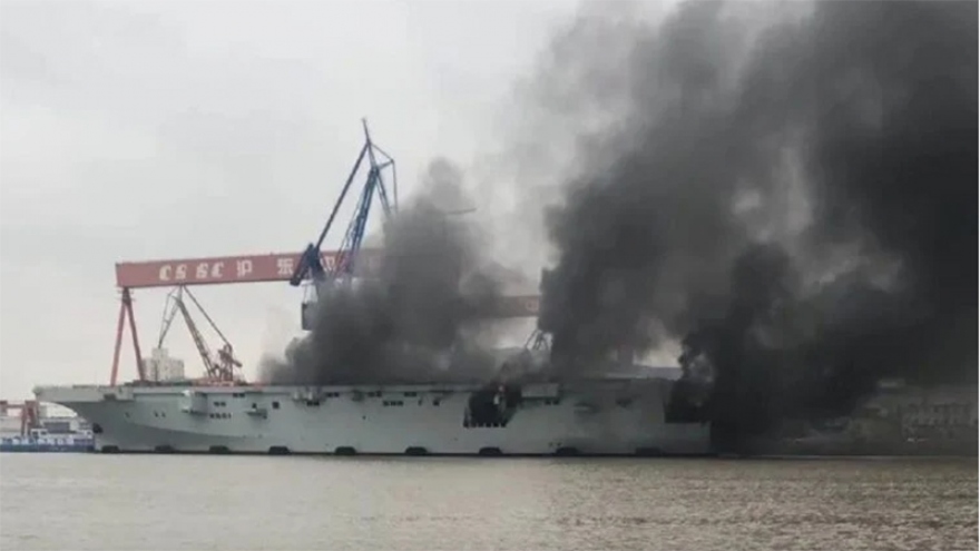 Tàu đổ bộ-sân bay Trung Quốc bốc cháy tại cảng