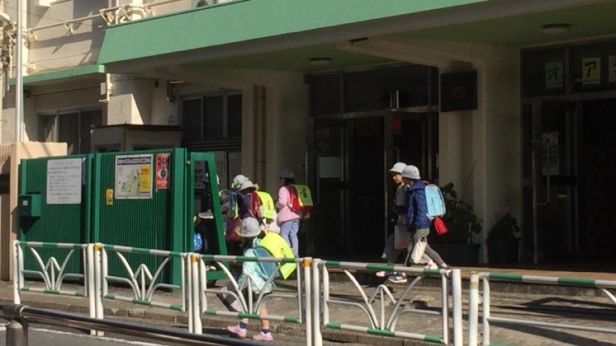 Covid-19 "len lỏi" sâu vào các trường tiểu học ở Tokyo, Nhật Bản