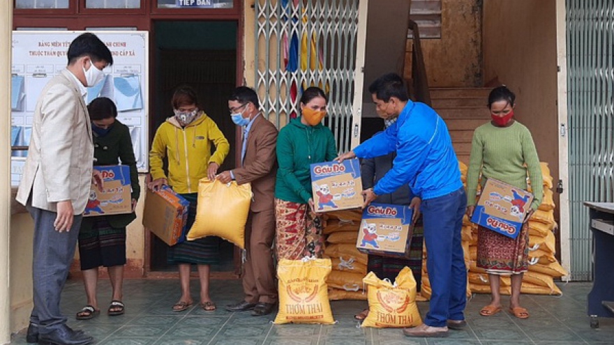 Cõng gạo về giúp đồng bào nghèo miền núi Quảng Trị