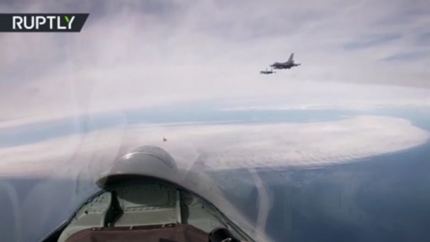 Video: Hai chiếc Su-27 của Nga theo đuôi F-16 của Bỉ trên biển Baltic